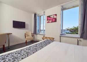 A television and/or entertainment centre at Logis Hotel Belle-Vue