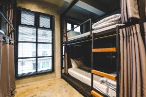 BED STATION Hostel Khaosan客房内的一张或多张床位