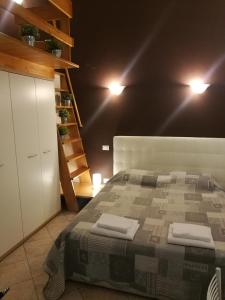 ボローニャにあるResidenza Galvaniのベッドルーム1室(ベッド1台付)、階段(照明付)