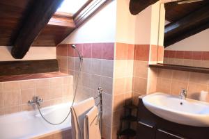 a bathroom with a sink and a bath tub at Agriturismo La Ca 'd Majin in Poirino
