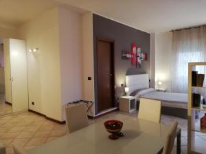 波隆那的住宿－烏戈巴斯公寓，配有一张床和一张桌子及椅子的房间