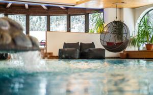 Basen w obiekcie Beauty & Wellness Hotel Tirolerhof lub w pobliżu