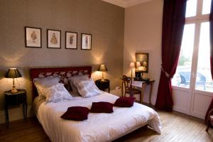 Tempat tidur dalam kamar di Le Manoir de Crisolles
