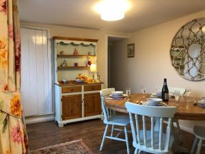 uma sala de jantar com mesa e cadeiras em Marsh View Cottage, Aldeburgh em Aldeburgh