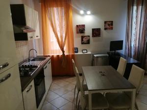 uma cozinha com uma mesa e uma mesa e uma sala de jantar em Residenza Ugo Bassi em Bolonha