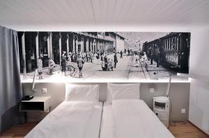 - une photo en noir et blanc d'un lit dans une chambre dans l'établissement Hotel & Restaurant Forni, à Airolo