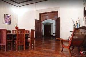 a dining room with a table and chairs at Escolta's Homey Lodge in Vigan