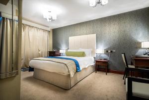 Habitación de hotel con cama y escritorio en Best Western The Shrubbery, en Ilminster
