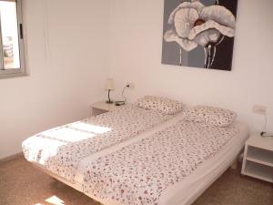 ビリャホヨサにあるSainvi 10-3Cのベッドルーム1室(花の絵が飾られたベッド1台付)