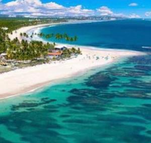 uma vista aérea de uma praia com pessoas na água em Marulhos resort em Porto de Galinhas