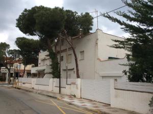 a white building on the side of a street at Apartamento Centrico con Terraza in Platja  d'Aro