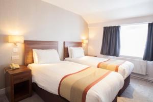 Postel nebo postele na pokoji v ubytování The Holt Hotel