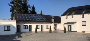 ein Haus mit Sonnenkollektoren auf dem Dach in der Unterkunft Hecht Apartments in Mallersdorf-Pfaffenberg