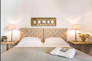 ソレントにあるElegante & Exclusive Maisonのベッドルーム1室(大型ベッド1台、ランプ2つ付)