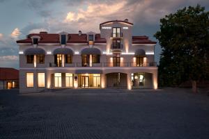 a large white building with its lights on at Kabadoni Boutique Hotel in Sighnaghi