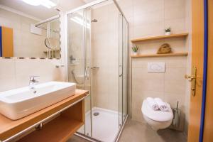 A bathroom at Vitaurina Royal Hotel