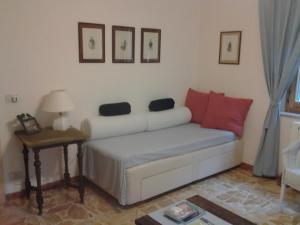 Un pat sau paturi într-o cameră la Trasimeno Panicale - Appartamento borgo storico