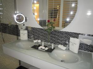 Koupelna v ubytování Auberge de Cassagne & Spa