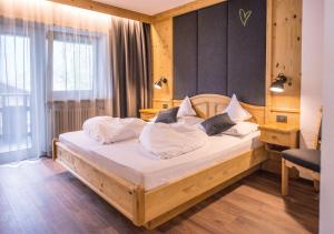 Un pat sau paturi într-o cameră la Vitaurina Royal Hotel