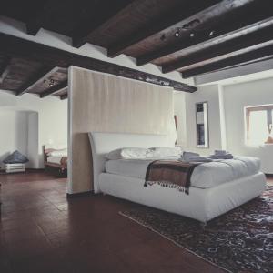 貝加莫的住宿－Divino Suite 2.0，一间卧室,卧室内配有一张大床