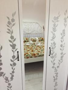 a closet with a bed in a room at Limone & Girasole in Fiumefreddo di Sicilia