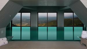 una piscina infinita en un edificio con ventanas en Kabadoni Boutique Hotel, en Signagi