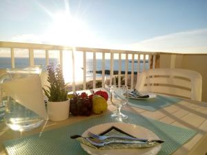 クアルテイラにあるMamamia AC&Vista Magnificaの海の見えるテーブル