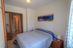 Een bed of bedden in een kamer bij Bilocale a 50 metri dal mare
