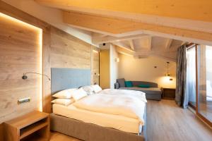 1 dormitorio con 1 cama grande en una habitación en Hotel Cervo, en Livigno