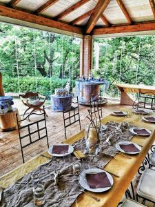 una sala da pranzo con tavolo, sedie e finestre di Agriturismo Podere Santa Rita a Montescudaio