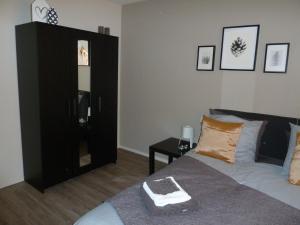 Lemele的住宿－B&B en vakantie appartement de Glinthaar，一间卧室配有一张床和一个黑色橱柜