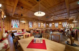 un ristorante con tavoli e sedie in una stanza di Ludlalm am Prebersee a Tamsweg