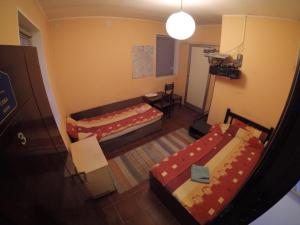 een kamer met 2 bedden aan het plafond bij Hostel Respect in Pančevo