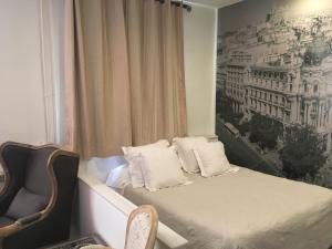 Kleines Zimmer mit einem Bett und einem Fenster in der Unterkunft Apartamento City SOLO ADULTOS in Madrid