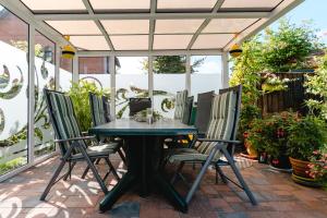 a black table and chairs on a patio at Ferienwohnung Franke in Heilbad Heiligenstadt