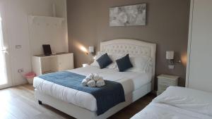 A bed or beds in a room at B&B Emozioni e Relax Még 37 kép