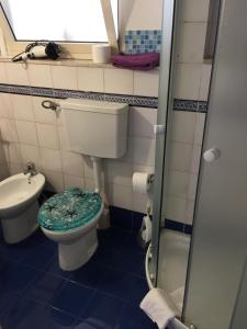 een badkamer met een toilet en een wastafel bij Monolocale Santuzza in Mondello