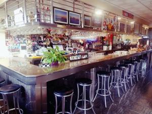 a bar with a row of bar stools at Hotel Sonia Chipude in El Cercado