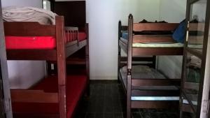 a room with three bunk beds in a room at Casa, quarto inteiro e quarto compartilhado Juréia in Juréia