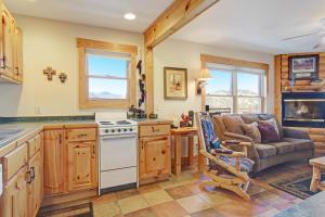 Kuchyň nebo kuchyňský kout v ubytování Ptarmigan Mountain 202 Condo