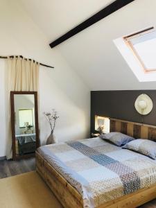 Tempat tidur dalam kamar di Chambres d'Hôtes Maison Balady