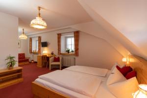 a hotel room with a bed and a desk at Landgasthof Bären in Kirchzarten