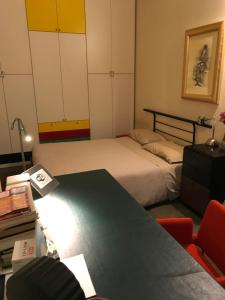 Cette chambre comprend deux lits, un bureau et une chaise. dans l'établissement L'Arca di Noè, à Enna