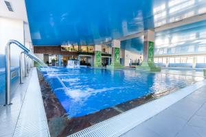 une grande piscine intérieure dans un bâtiment dans l'établissement Primera Dru Hotel&Spa, à Baia Mare