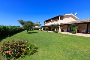 Сад в Porto Giunco Residence
