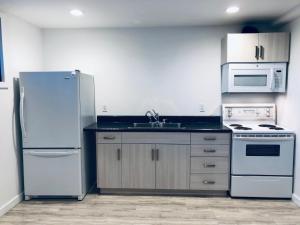 Una cocina o cocineta en The Inn on College