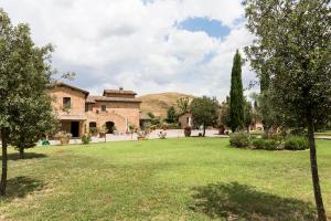 een grote tuin voor een huis bij Casa Vacanze San Pierino in Monteroni dʼArbia