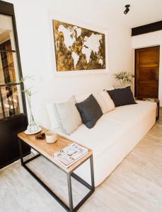 ein Wohnzimmer mit einem weißen Sofa und einem Tisch in der Unterkunft Casa Nuestra in Cordoba