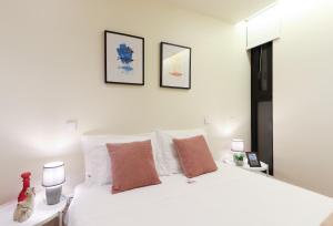 ポルトにあるHM - Ribeira São João 1Bのベッドルーム1室(白いベッド1台、枕2つ付)