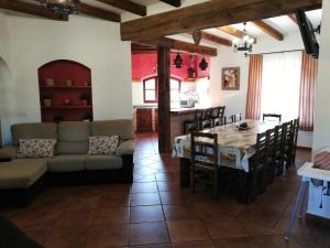 sala de estar con sofá y mesa en Casa rural Alavesa, en Argamasilla de Alba